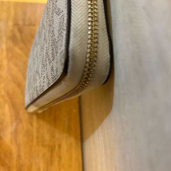 Michael Kors Illustrations Gold Stars Continental Travel Wallet Signature - Picture 15 of 15